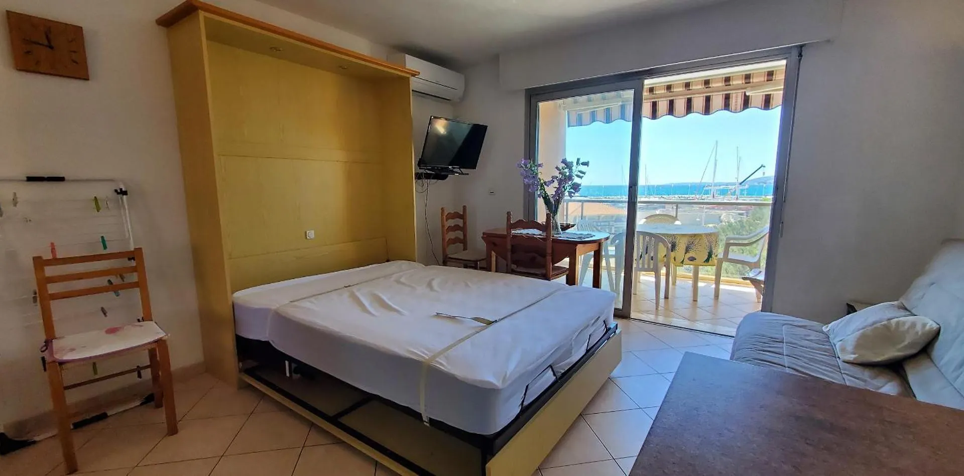 Le Capitole Vue Mer Studio Cabine 27M2 Les Pieds Dans Leau 2 Adultes 2 Enfants Clim Et Garage Frejus France
