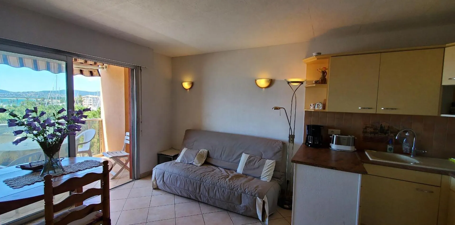 Le Capitole Vue Mer Studio Cabine 27M2 Les Pieds Dans Leau 2 Adultes 2 Enfants Clim Et Garage Frejus Apartment