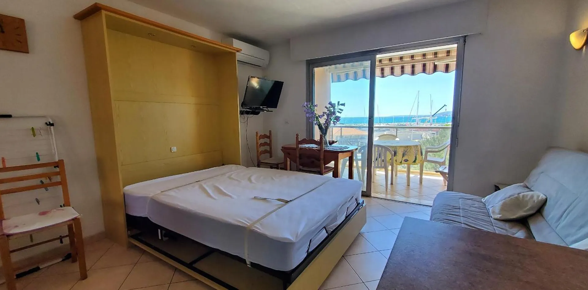 Apartment Le Capitole Vue Mer Studio Cabine 27M2 Les Pieds Dans Leau 2 Adultes 2 Enfants Clim Et Garage Frejus