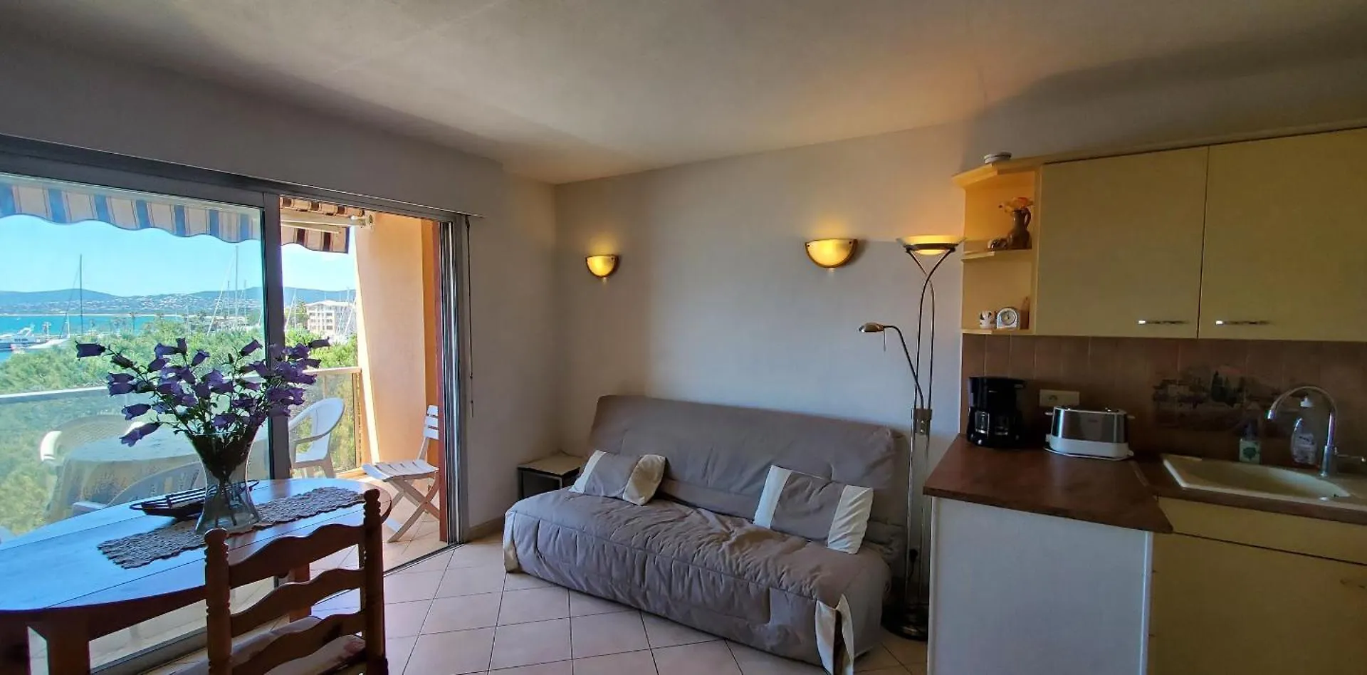 Apartment Le Capitole Vue Mer Studio Cabine 27M2 Les Pieds Dans Leau 2 Adultes 2 Enfants Clim Et Garage Frejus France